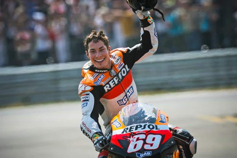 Nicky-Hayden-Segnaletica-saluto